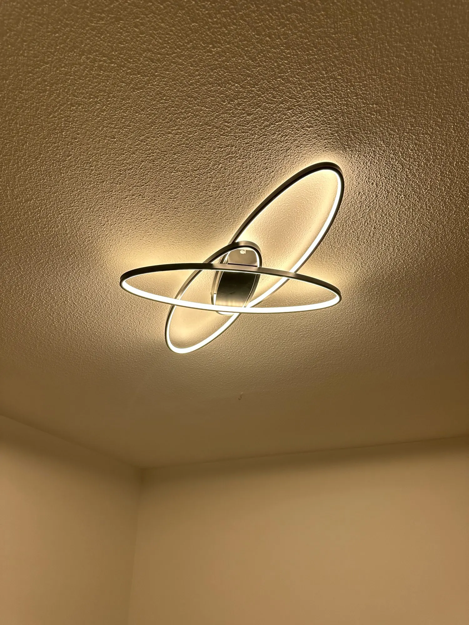 Modernus geometrinis LED lubų šviestuvas