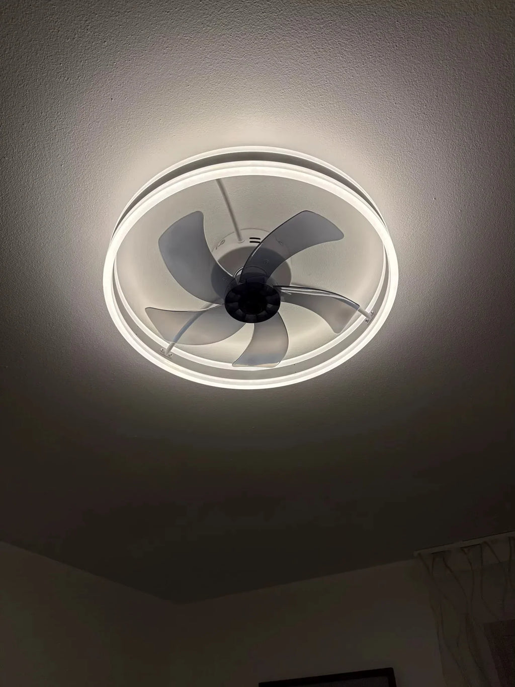 Lubų ventiliatorius su LED apšvietimu