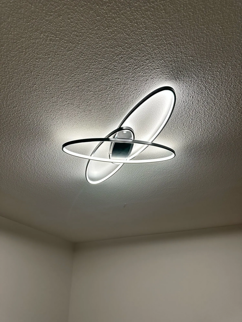 Modernus geometrinis LED lubų šviestuvas