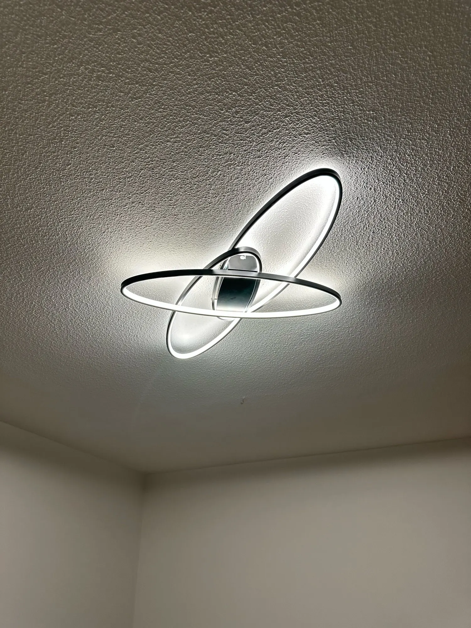 Modernus geometrinis LED lubų šviestuvas